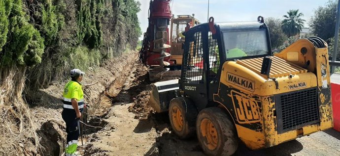 Labores de cimentación de pantallas acústicas en una carretera de la provincia.