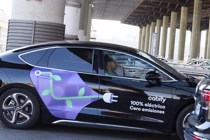 Un taxi de Cabify en la zona de Atocha, a 24 de agosto de 2023, en Madrid (España). El Tribunal Supremo ha rechazado un recurso presentado por Vector Ronda, una filial de la plataforma Cabify, que solicitaba al Estado una indemnización de 237,5 millones