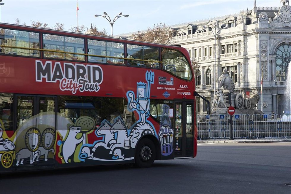 Archivo - Un bus turístico circula por el centro de la capital. Archivo.