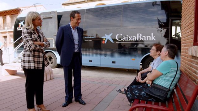 El conseller delegat de CaixaBank, Gonzalo Gortázar, i la directora territorial del banc a Castella i Lleó, Belén Martín, durant la visita