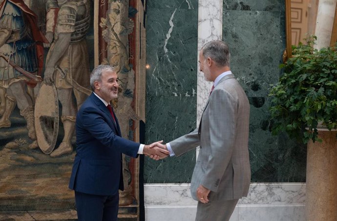 El alcalde de Barcelona, Jaume Collboni (i) es recibido por el Rey Felipe VI (d), en el Palacio Albéniz, a 18 de septiembre de 2023, en Barcelona, Catalunya (España).