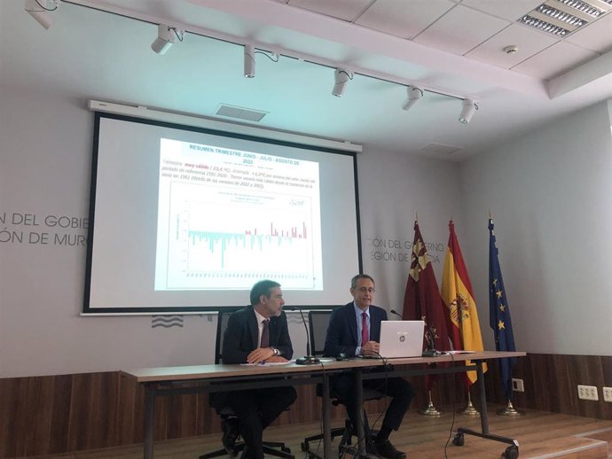 El delegado del Gobierno, Francisco Jiménez, y el delegado territorial de AEMET, Juan Esteban Palenzuela, presentan el balance climatológico del verano y la predicción estacional del otoño en la Región de Murcia