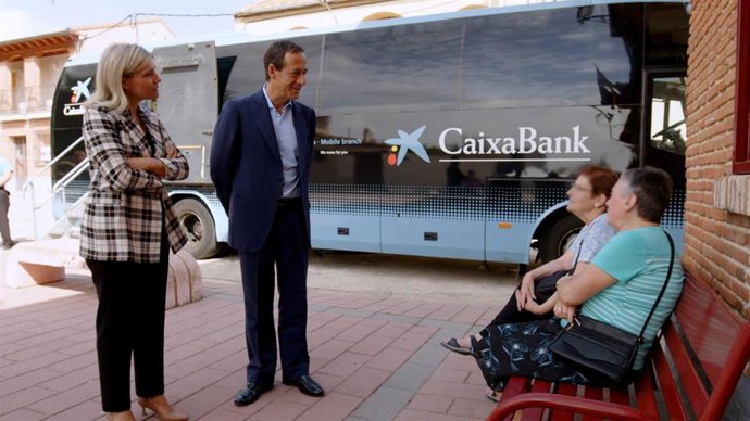El consejero delegado de CaixaBank, Gonzalo Gortázar y la directora territorial del banco en Castilla y León, Belén Martín, durante la visita.