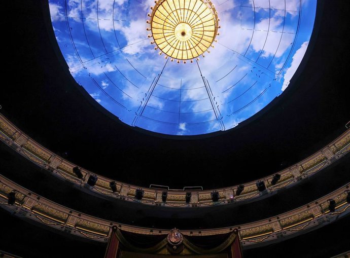 Vista del proyecto artístico Cielo del Teatro Real, a 18 de septiembre de 2023, en Madrid (España). El Teatro Real, con la colaboración del artista plástico Jaume Plensa, ha abierto "una ventana" en la cúpula de su sala principal que reproduce el ciel