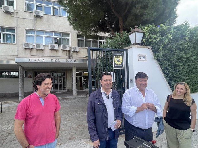 El senador del PSOE por Huelva, Amaro Huelva, junto al parlamentario onubense Enrique Gaviño y el exalcalde de Huelva y diputado electo, Gabriel Cruz, a las puertas del centro de Salud Casa del Mar.