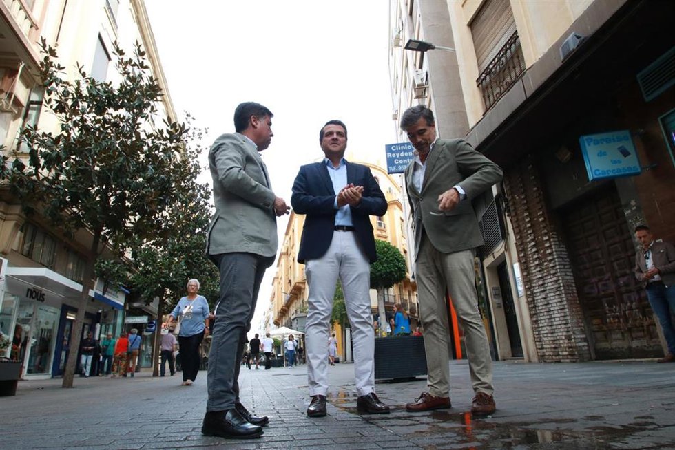 El alcalde de Córdoba, José María Bellido (en el centro), en la visita a la calle Cruz Conde.