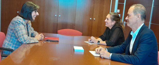 Reunión entre la consejera de Industria, Nieves Roqueñí, y representantes de FADE