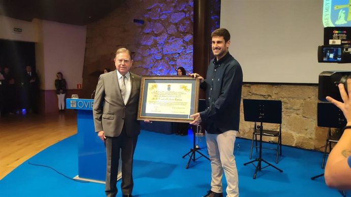 El cantante ovetense Ramón Melendi recibe el título de Hijo Predilecto de Oviedo, de manos del alcalde Alfredo Canteli.
