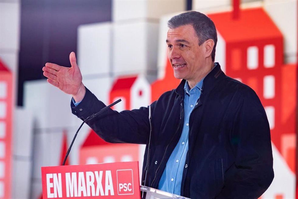 Archivo - El secretario general del PSOE y presidente del Gobierno, Pedro Sánchez, interviene durante la clausura de la Convención Municipal del PSC en La Farga, a 2 de abril de 2023,  en L'Hospitalet de Llobregat, Barcelona, Cataluña, (España). La Conv