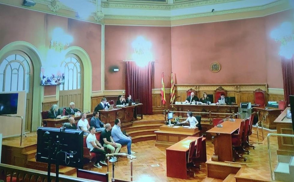 Seis mossos aceptan una condena por una agresión racista en Sant Feliu Sasserra (Barcelona). En la Audiencia de Barcelona el 18 de septiembre de 2023.