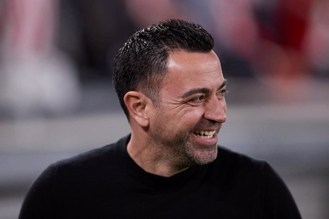 Archivo - Xavi Hernandez head coach of FC Barcelona looks on during the LaLiga Santander match between Athletic Club and FC Barcelona at San Mames  on March 12, 2023, in Bilbao, Spain.