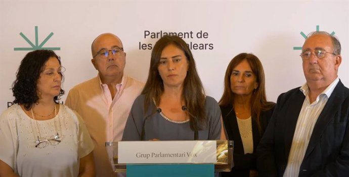 La portavoz de Vox en el Parlament, Idoia Ribas, junto a algunos de los diputados del Grupo, en rueda de prensa.