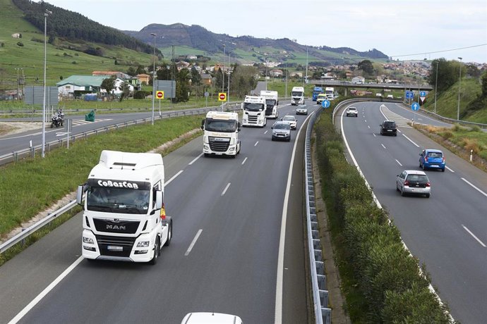 Archivo - Tráfico por la autovía A-67 entre Santander y Torrelavega