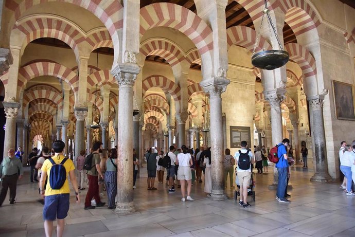 Archivo - Turistas en el interior de la la Mezquita-Catedral de Córdoba durante la 'Noche del Patrimonio'.