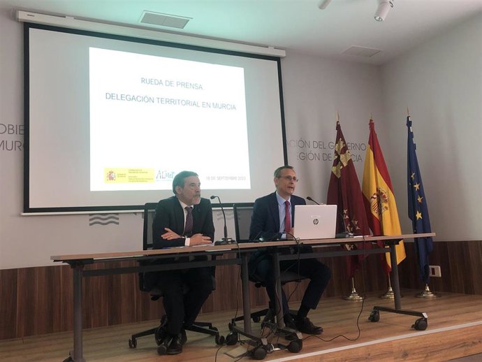 El l delegado del Gobierno, Francisco Jiménez; junto al delegado territorial de Aemet, Juan Esteban Palenzuela