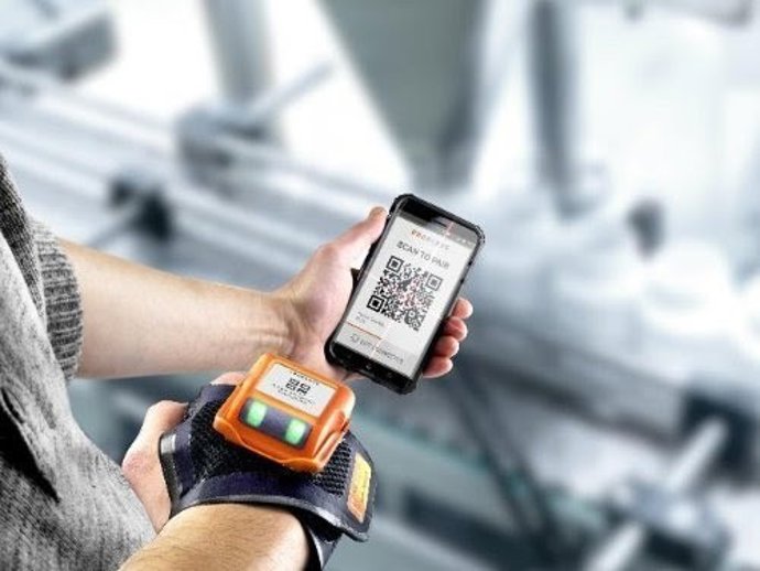 Archivo - Los guantes inteligentes ProGlove que Telefónica Tech ha implementado en la empresa murciana de distribución de juguetes Atosa