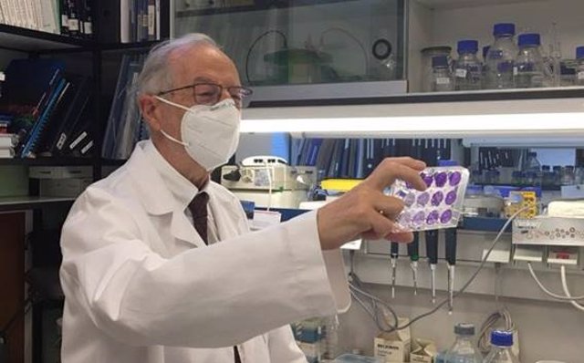 Archivo - El virólogo Luis Enjuanes, en el Centro Nacional de Biotecnología del CSIC.