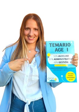 Mel Escribano señalando su libro de AGE más vendido