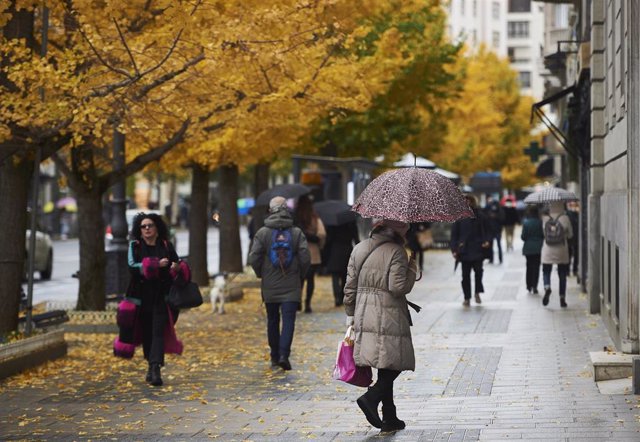 Archivo - Varias personas con paraguas pasean por una calle de Santander, en el mes de noviembre