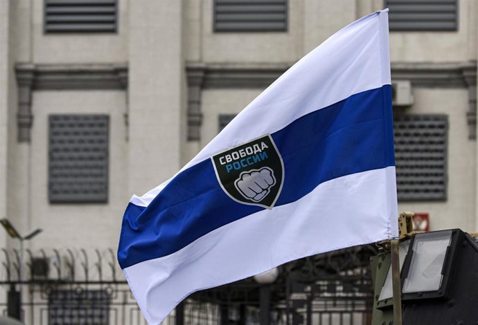 Archivo - December 22, 2022, Kyiv, Ukraine: The flag of the Legion ''Freedom of Russia'' of the Armed Forces of Ukraine is seen outside the Russian Embassy, Kyiv, capital of Ukraine.