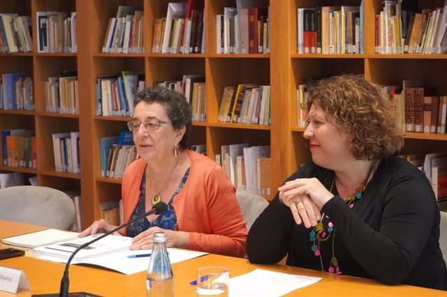 La presidenta del CCG, Rosario Álvarez, y Rebeca Blanco-Rotea, coordinadora del informe sobre el impacto del eucalipto