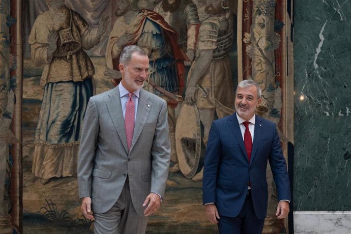 El Rey Felipe VI (i) y ell alcalde de Barcelona, Jaume Collboni (d), en una audiencia en el Palacio Albéniz, a 18 de septiembre de 2023, en Barcelona, Catalunya (España).