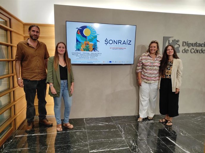La delegada de Igualdad, Cooperación al Desarrollo y Participación Ciudadana de la Diputación de Córdoba, Auxiliadora Moreno (segunda por la dcha.), en la presentación del Festival Sonraíz.