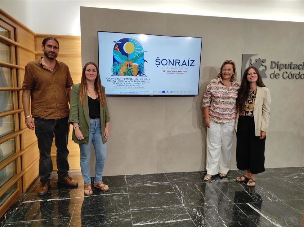 La delegada de Igualdad, Cooperación al Desarrollo y Participación Ciudadana de la Diputación de Córdoba, Auxiliadora Moreno (segunda por la dcha.), en la presentación del Festival Sonraíz.