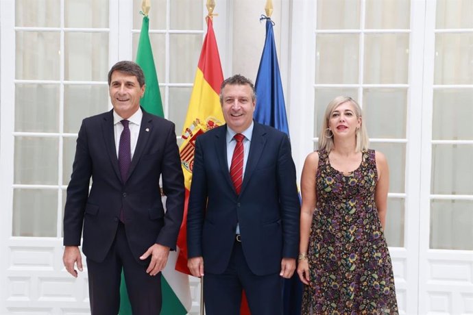 El delegado del Gobierno junto con Javier Fernández