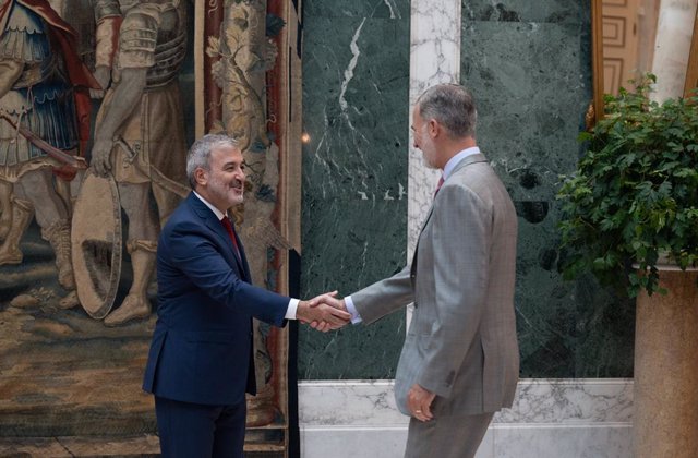 El alcalde de Barcelona, Jaume Collboni (i) es recibido por el Rey Felipe VI (d), en el Palacio Albéniz, a 18 de septiembre de 2023, en Barcelona, Catalunya (España).