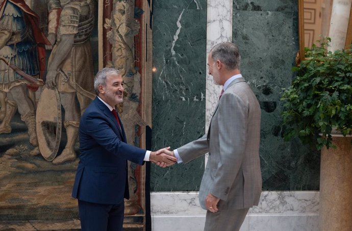 El alcalde de Barcelona, Jaume Collboni (i) es recibido por el Rey Felipe VI (d), en el Palacio Albéniz, a 18 de septiembre de 2023, en Barcelona, Catalunya (España).