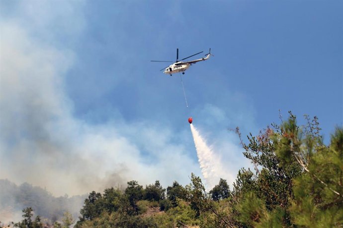 Archivo - Un helicóptero durante las tareas de extinción de un incendio en al localidad de Koycegiz, situada en la provincia de Mugla (Turquía)