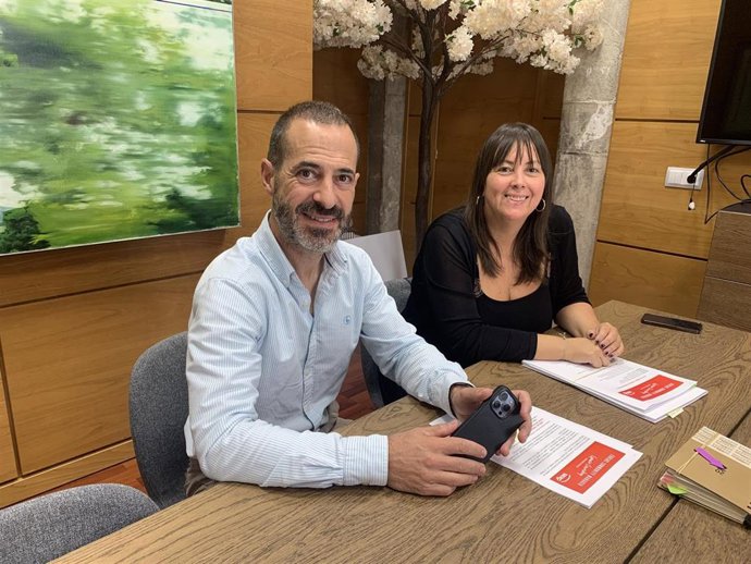 Rueda de prensa del alcalde de Siero, Ángel García, y la técnico del Servicio de Promoción Económica, Ana Díaz.