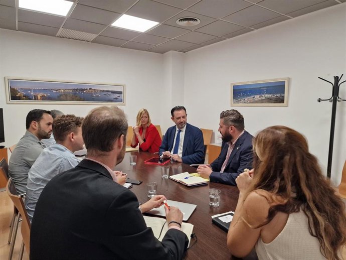 El conseller de Empresa, Empleo y Energía, Alejandro Sáez de San Pedro, junto al alcalde de Marratxí, Jaume Llompart.