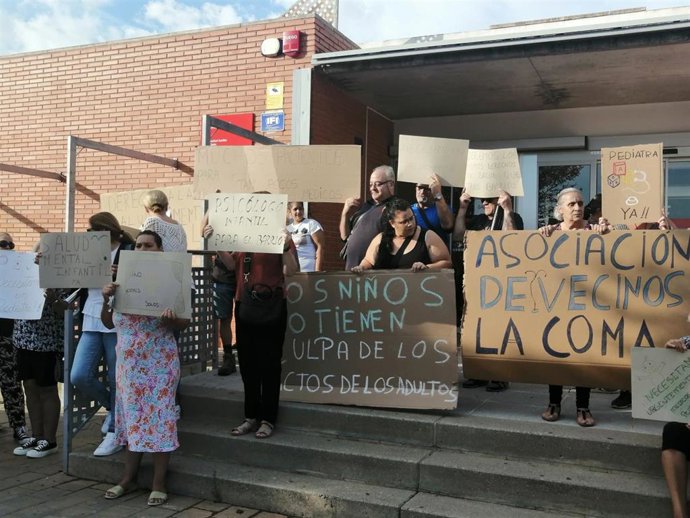 Vecinos de La Coma se concentran para exigir más medios sanitarios