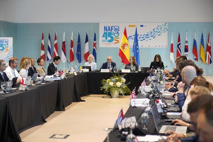 El director de Ordenación Pesquera y Acuicultura de la Secretaría General de Pesca, Juan Ignacio Gandarias (7i), durante la reunión anual para fijar las cuotas de NAFO en Vigo. 