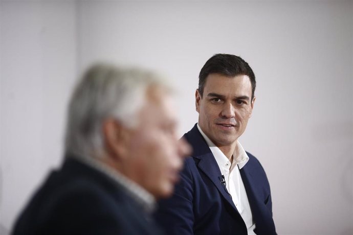 Archivo - Felipe González y Pedro Sánchez en la sede del PSOE, en el año 2015, en una imagen de archivo.