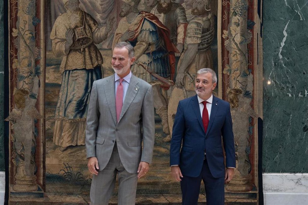 El Rey Felipe VI (i) y ell alcalde de Barcelona, Jaume Collboni (d), en una audiencia en el Palacio Albéniz, a 18 de septiembre de 2023, en Barcelona, Catalunya (España).