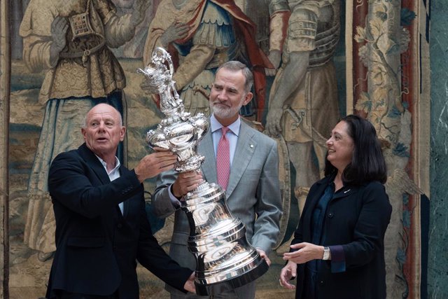 El ceo de la Copa América de Vela y del Emirates Team New Zealand (ETNZ), Grant Dalton, el Rey Felipe VI y la vicepresidenta de la Copa América de Vela, Aurora Catà, posan con el trofeo de la competición.