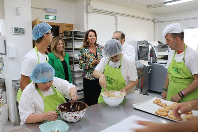La vicepresidenta de Ciudadanía y Equilibrio Territorial y diputada de Innovación Social y Despoblamiento, Antonia Ledesma, ha visitado este lunes el Centro Ícara de la Fundación Asprodisis ubicado en Ronda.