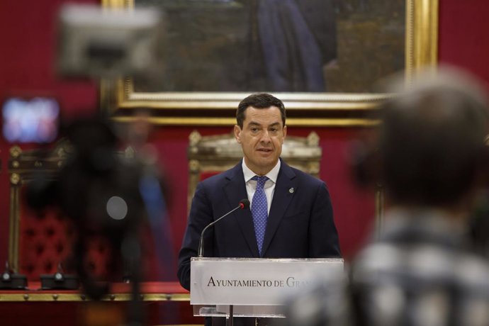 El presidente de la Junta de Andalucía, Juanma Moreno, en una visita al Ayuntamiento de Granada. (Foto de archivo).