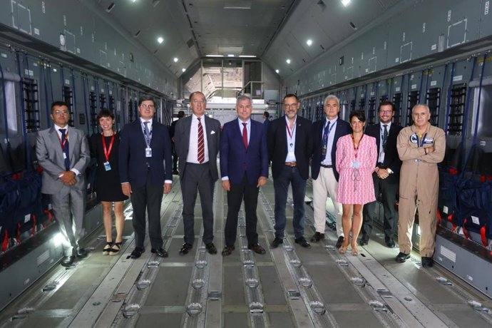 El alcalde de Sevilla, José Luis Sanz, en su visita al centro de entrenamiento y simulación de Airbus