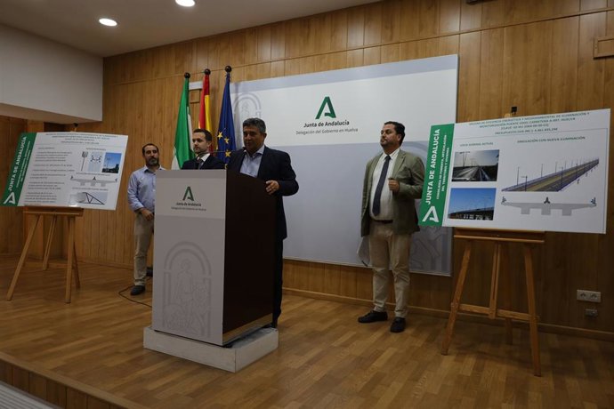 El delegado de la Junta en Huelva, José Manuel Correa, en la rueda de prensa sobre las obras de mejora de la seguridad vial del puente del Odiel.