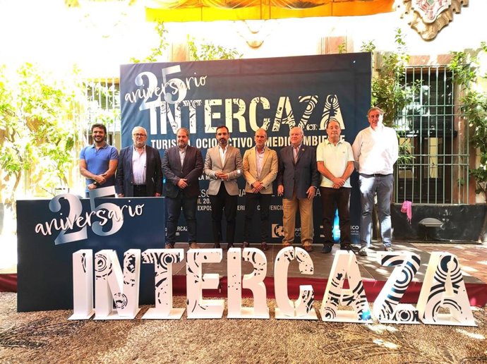 El presidente de Iprodeco, Félix Romero (centro), en la presentación de Intercaza.