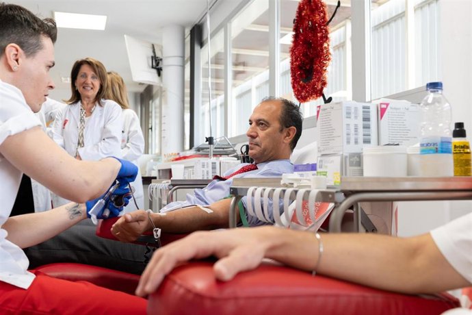 El consejero de Sanidad, José Luis Bancalero Flores, dona sangre, en el Banco de Sangre y Tejidos de Aragón