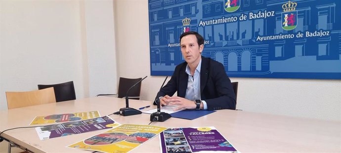 El concejal del IMSS de Badajoz, Antonio Cavacasillas, en la presentación de la Campaña de Atención al Mayor