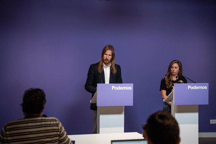 El portavoz de Podemos, Pablo Fernández, y la secretaria de Acción Institucional de Podemos, María Teresa Pérez, ofrecen una rueda de prensa, en la sede del partido, a 18 de septiembre de 2023, en Madrid (España). 