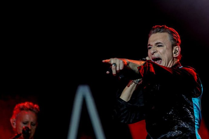 Archivo - La banda de música electrónica Depeche Mode actúa durante el Primavera Sound, en la Ciudad del Rock, sede del Primavera Sound Madrid 2023. 