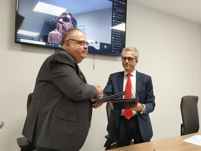 El consejero de Sanidad de CyL, Alejandro Vázquez (i), y el presidente del Grupo Novartis España, Jesús Ponce (d), en el hospital de Salamanca