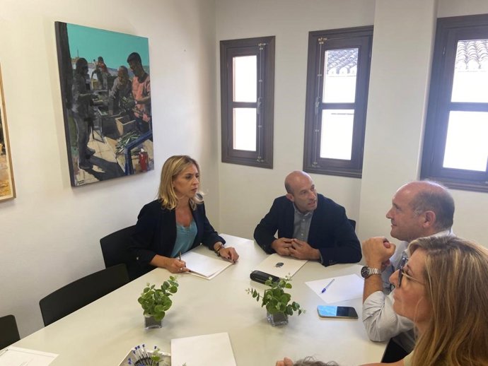 La presidenta de Diputación con el alcalde de Alcalá del Valle.